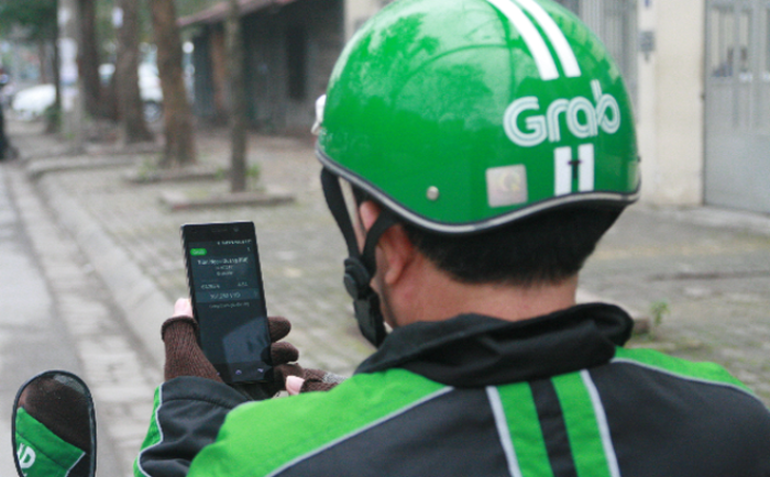 Đề nghị chấn chỉnh tình trạng tài xế Grab Bike sử dụng điện thoại khi lái xe