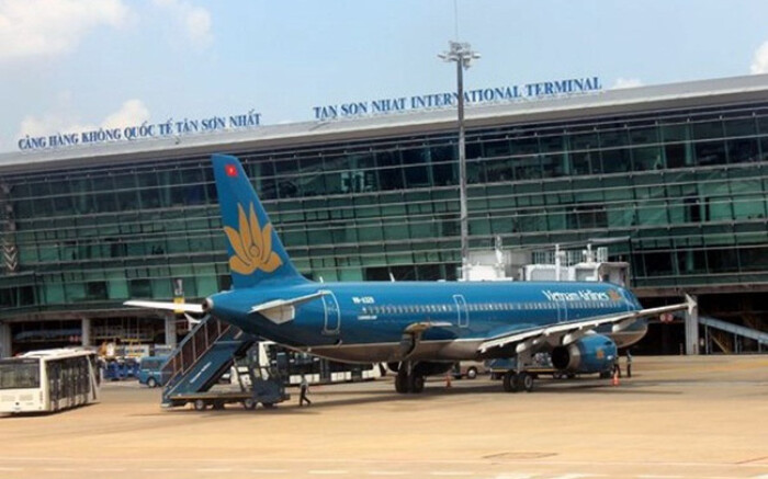 Máy bay của Vietnam Airlines chảy dầu lênh láng tại Tân Sơn Nhất