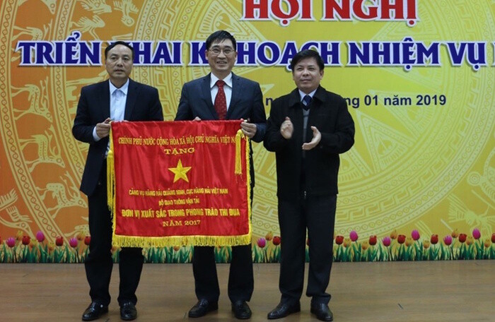 Cảng vụ hàng hải Quảng Ninh đón nhận Cờ thi đua của Chính phủ