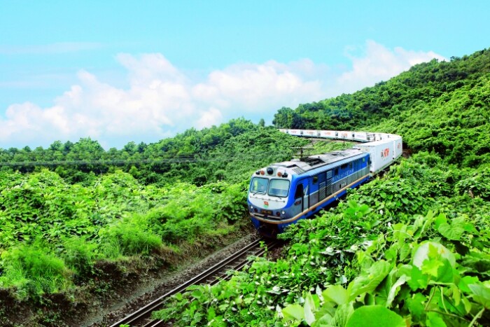 Đường sắt 'trăm tuổi' Việt Nam lọt top 10 tuyến đường sắt đẹp nhất thế giới