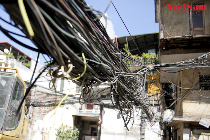 'Mạng nhện' bủa vây khắp phố Hà Nội, mối nguy treo trên đầu dân