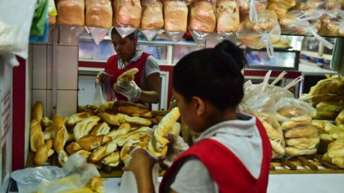 Khủng hoảng kinh tế, bánh mì thành món ăn sang chảnh của dân Venezuela