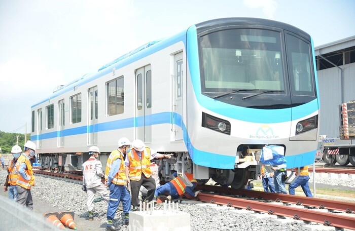Lắp đặt các đoàn tàu tuyến metro số 1 Bến Thành – Suối Tiên lên đường ray