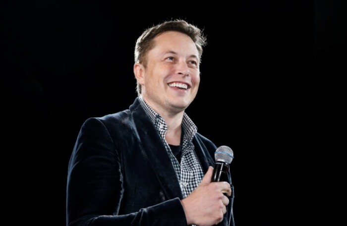 Tỷ phú Elon Musk bán mũ cũng gây được quỹ 300.000 USD