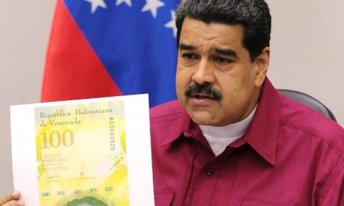 Dân Venezuela mang tiền bớt nặng hơn nhờ tờ 100.000 bolivar
