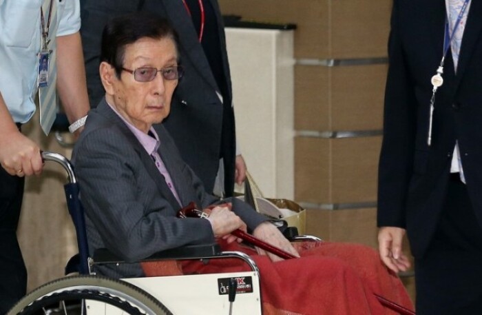 Nhà sáng lập 95 tuổi của Lotte bị kết án tù