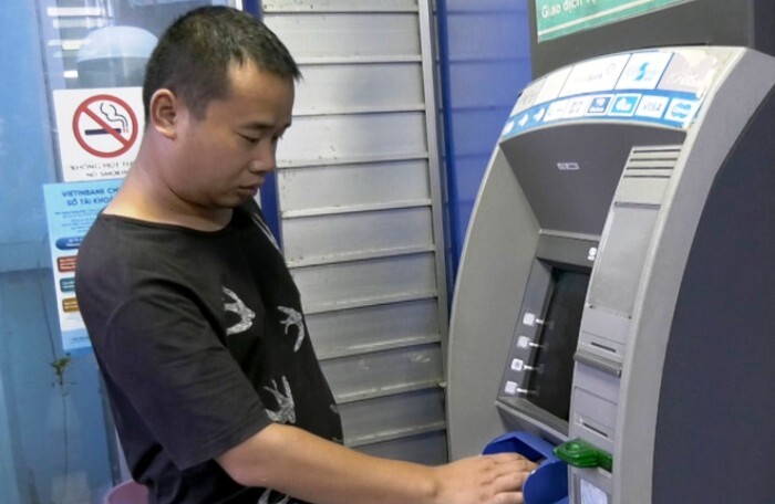 Bắt giữ đối tượng người nước ngoài mang thẻ ATM giả sang Lào Cai rút tiền