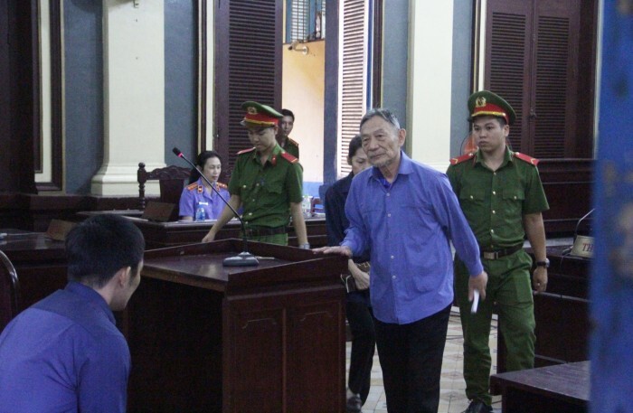 Nguyên Tổng giám đốc Công ty tài chính cao su Việt Nam hầu tòa