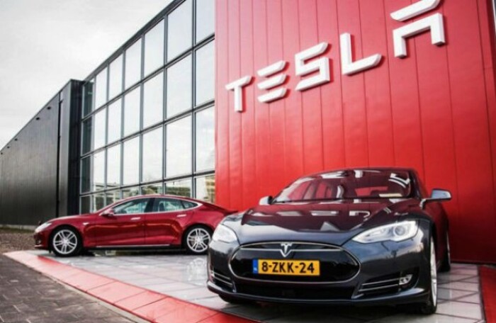 Hãng xe điện Tesla lỗ kỷ lục hơn 2 tỷ USD