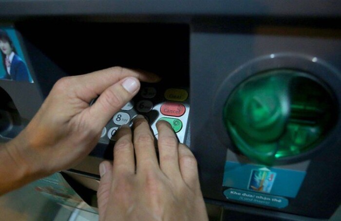 Bắt quả tang 2 người Trung Quốc lắp camera trộm mã pin ATM