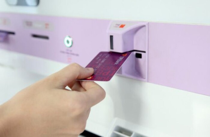 Ngân hàng Việt đầu tiên cho phép khách hàng nhận thẻ ATM vài phút ngay sau khi đăng ký