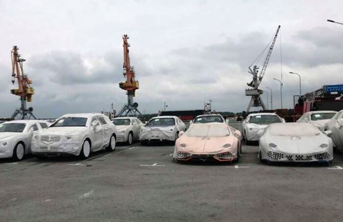 Lamborghini, Bentley lưu cảng vì không có tiền đóng thuế?