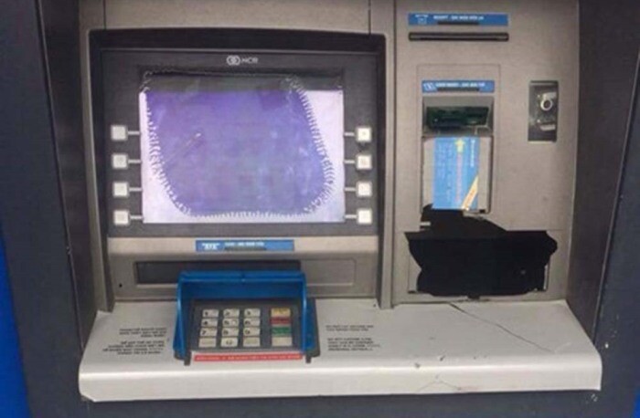 Đập máy ATM vì bị 'nuốt' thẻ ngân hàng: Đối diện mức xử phạt nào?