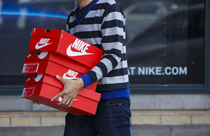 Nike, Adidas kêu gọi Trump không tăng thuế với giày dép từ Trung Quốc