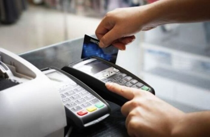 Nhan nhản giao dịch khống để rút tiền trong thẻ tín dụng