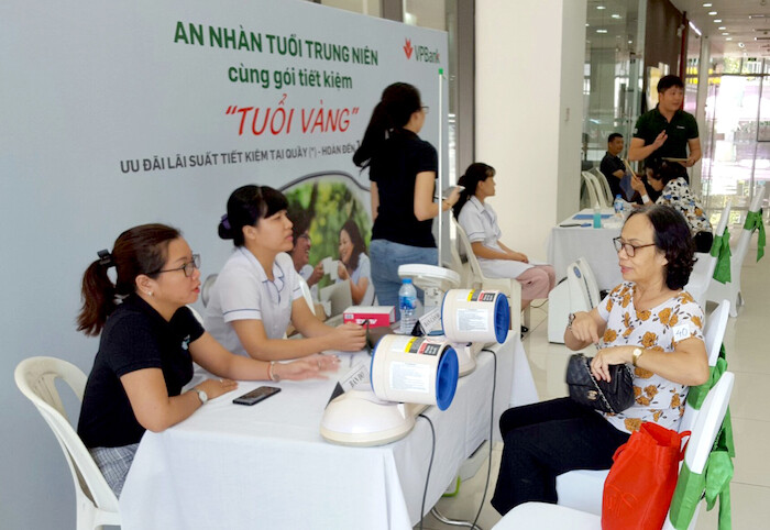 500 khách hàng trên 50 tuổi của VPBank được thăm khám sức khoẻ miễn phí