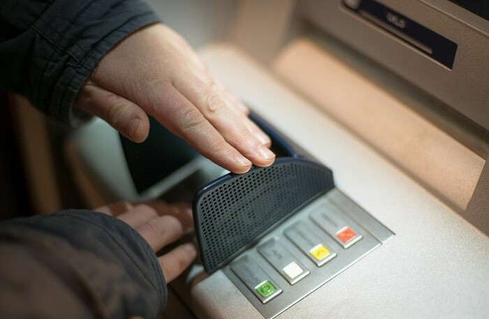 Chống mất tiền khi giao dịch tại máy ATM: Công an Long An bày cách bảo mật mã pin
