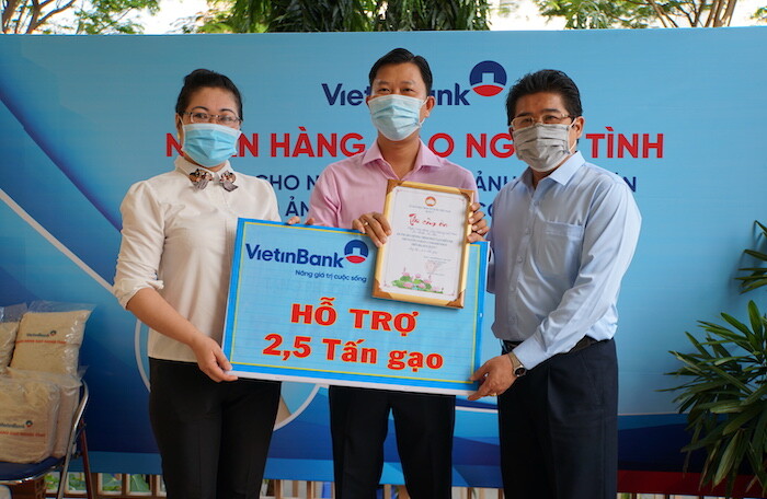 ‘Ngân hàng gạo nghĩa tình’ của VietinBank đến với người nghèo TP. HCM