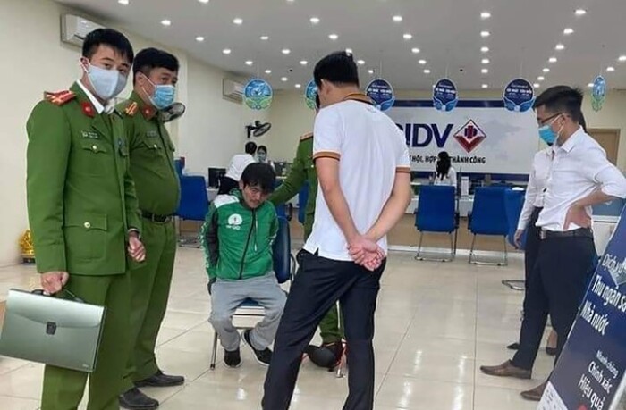 Hà Nội: Mặc đồng phục Grab, cầm vật nghi súng, mìn tự chế cướp ngân hàng BIDV