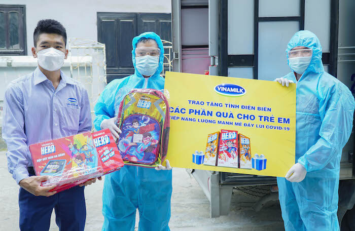 Vinamilk và quỹ Sữa vươn cao Việt Nam trao quà cho trẻ em đang cách ly tại Điện Biên