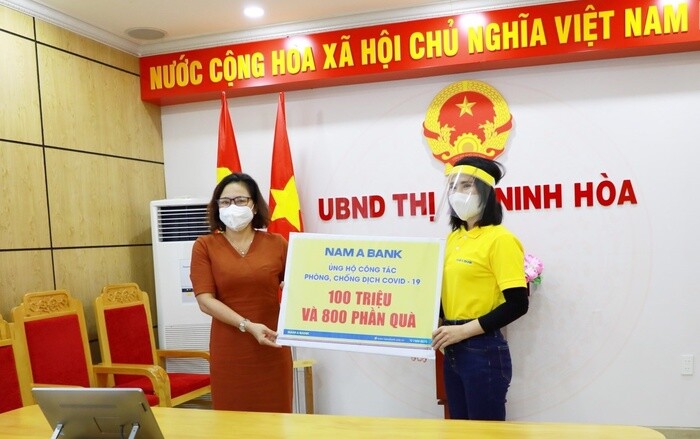 Nam A Bank trao tặng hàng nghìn phần quà đến người dân vùng dịch