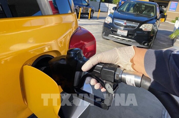 Giá xăng tại Mỹ lần đầu tiên giảm xuống dưới 4 USD trong 5 tháng