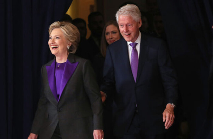 Lý do bà Clinton mặc đồ tím khi xuất hiện lần đầu sau 'bại trận'