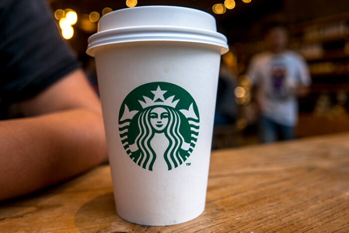 Vì sao Starbucks luôn cố tình viết sai tên khách hàng trên vỏ cốc?