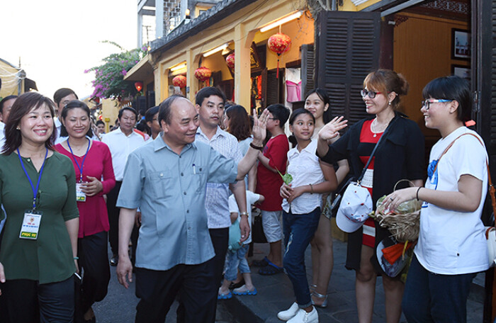 Thủ tướng Nguyễn Xuân Phúc 'đi bộ thăm phố cổ Hội An'