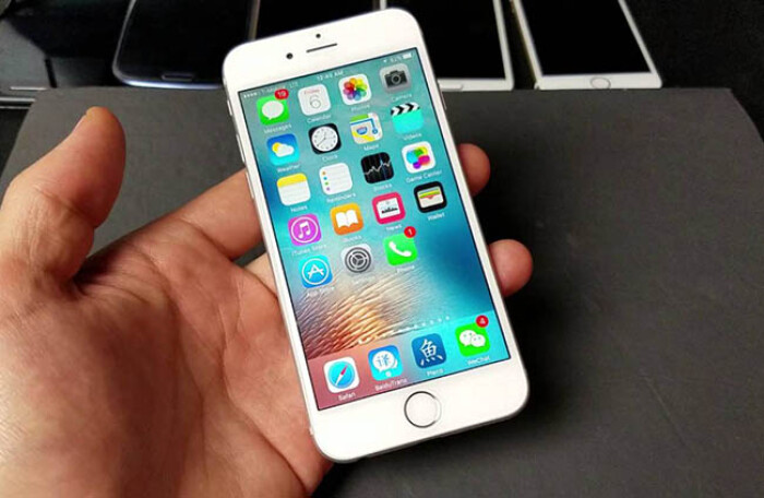 Apple tiếp tục bị kiện với cáo buộc biến iPhone thành 'cục gạch'
