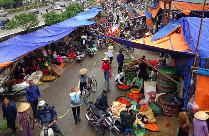 Một Phó Ban quản lý bị tạm đình chỉ công tác trong vụ 'bảo kê' ở chợ Long Biên