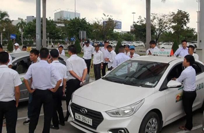 Grab đạt 4.000 xe tại Đà Nẵng, taxi truyền thống tính chuyện khởi kiện