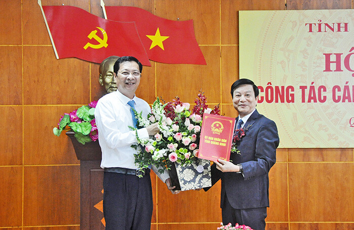 Quảng Ninh trao quyết định nghỉ hưu cho 2 giám đốc sở