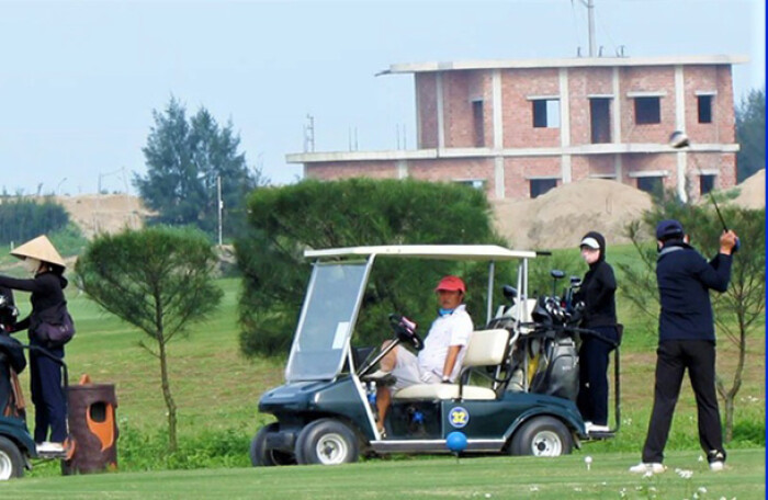 Sân golf mở cửa đón khách giữa dịch Covid-19 bị phạt 15 triệu