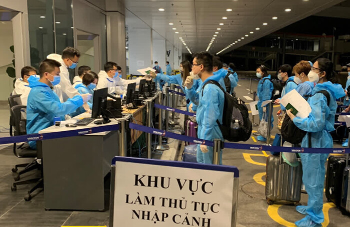 Người từ quốc gia có biến thể Omicron phải cách ly tập trung khi nhập cảnh tại sân bay Nội Bài