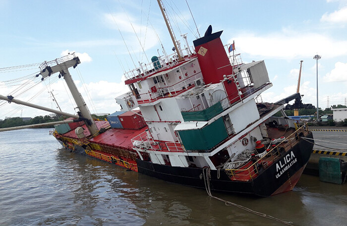 Nghiêng tàu hàng, 18 container rơi xuống sông Soài Rạp