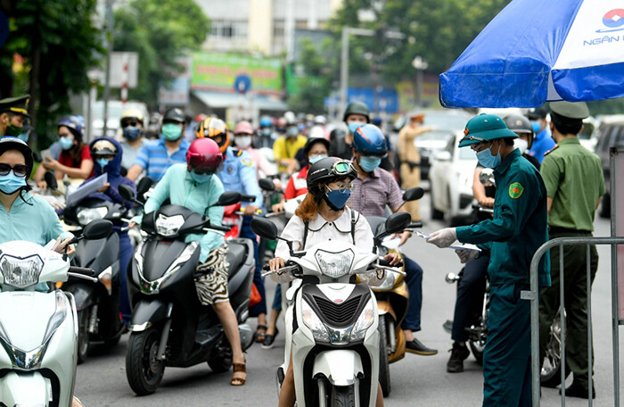 Chuyên gia phản đối quy định 'cứng nhắc' của Hà Nội về giấy đi đường