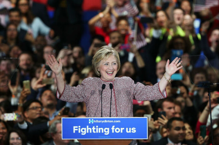 Bà Clinton 'chuẩn bị sẵn pháo hoa ở New York' để ăn mừng thắng cử?