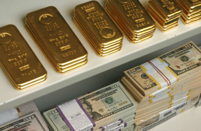 Trump thắng cử, USD rớt giá, vàng tăng chóng mặt