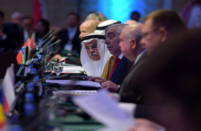  Ả Rập Xê Út và Nga đồng ý không tăng sản lượng dầu