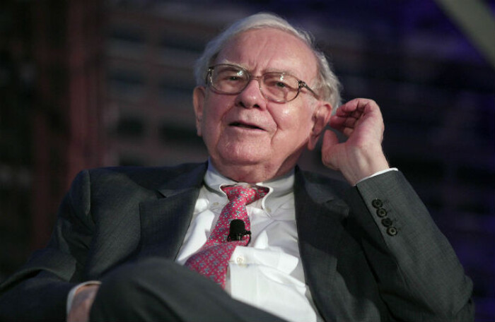 Buffett: 'Kinh tế biến động nhưng tôi vẫn mua vào cổ phiếu'