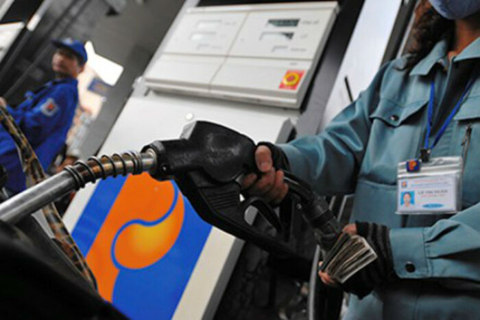 Bộ Tài chính đang 'nghiên cứu khắc phục chênh lệch giá dầu'