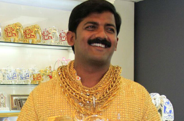 Đại gia Ấn Độ sở hữu sơ mi bằng vàng ròng bị 12 người đánh tử vong