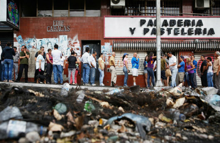Venezuela bán dầu mỏ đổi lấy thức ăn