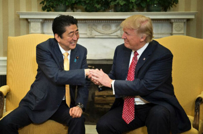 Cú bắt tay 'có một không hai' của nguyên thủ Mỹ - Nhật