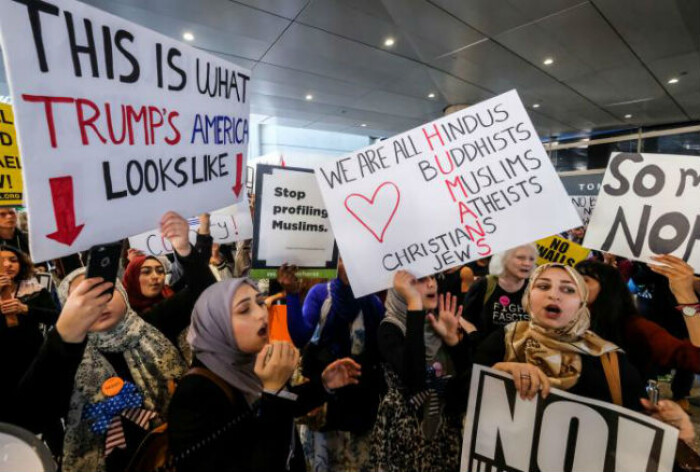 Mỹ dừng thi hành sắc lệnh hạn chế nhập cư của ông Trump