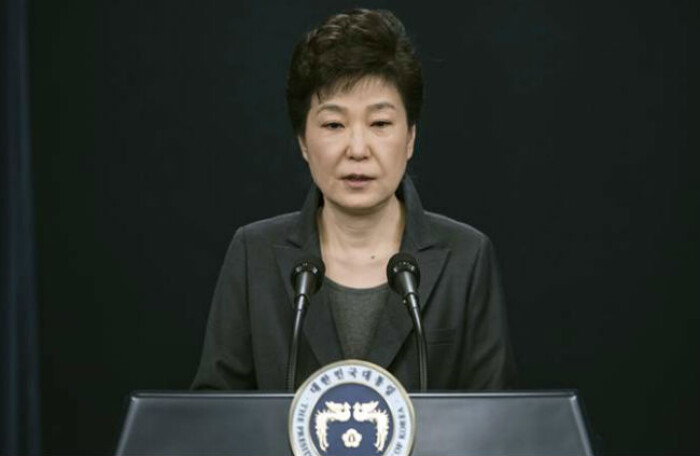 Tổng thống Hàn bị cáo buộc 'cấu kết với bạn thân, nhận hối lộ của Samsung'