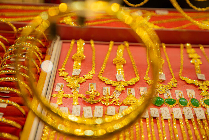 Hàng chục tấn vàng bán ra mỗi năm, người mua chịu đắt, đại gia lãi khủng