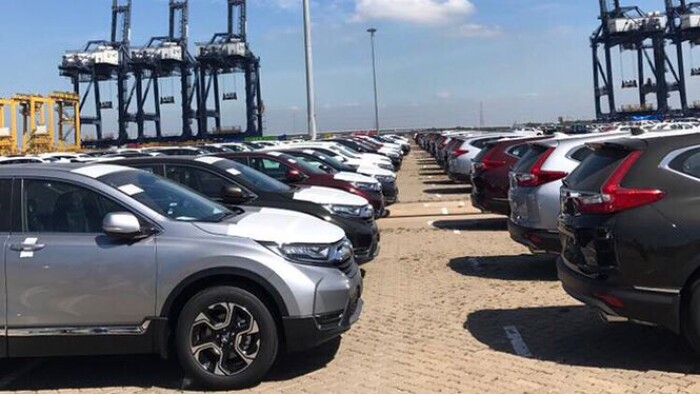 Hàng nghìn ô tô xếp hàng tại cảng chờ thông quan trước Tết