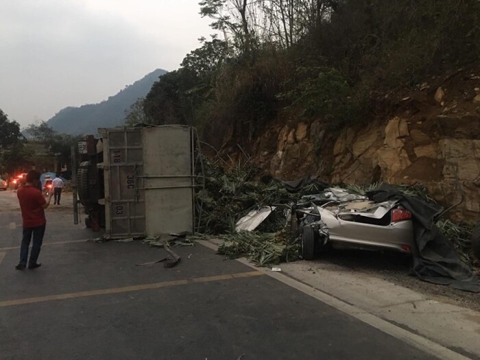 Toyota Vios nát bét sau vụ tai nạn với xe tải